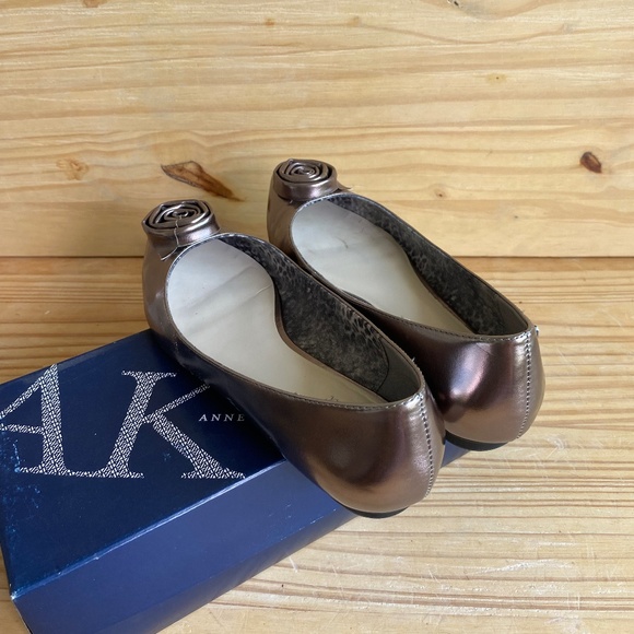 ANNE KLEIN Silver Flower Flats - Picture 3 of 6